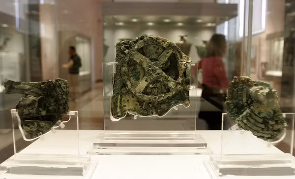 Theo các chuyên gia, cỗ máy Antikythera là chiếc máy tính lâu đời nhất từng được phát hiện đến nay. Nó được tạo ra vào khoảng năm 200 trước Công nguyên đến năm 60 trước Công nguyên.