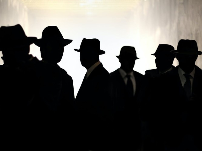 Trong số này, Cơ quan Tình báo Trung ương Mỹ (CIA) đã cử một số điệp viên tới Liên Xô hoạt động dưới các vỏ bọc thân phận hoàn hảo. Marti Peterson là một trong các điệp viên được CIA cử đến Liên Xô.