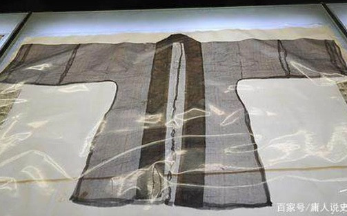 Đặc biệt, các chuyên gia vô cùng kinh ngạc khi kiểm tra thi hài Hoàng Thăng. Người phụ nữ này mặc tới 354 lớp y phục trên người. Họ mất rất nhiều thời gian và công sức cởi bỏ những lớp y phục này để kiểm tra tình trạng hài cốt.