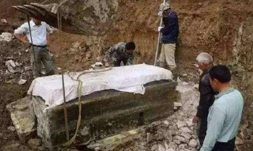 Kết quả kiểm tra của các chuyên gia còn phát hiện một lỗ trộm trong mộ thất góc bên trái. Điều này khiến họ suy đoán những kẻ trộm mộ đã đánh cắp đồ tùy táng bên trong ngôi mộ này.