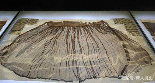 Theo các chuyên gia, 354 lớp y phục được khoác lên người Hoàng Thăng gồm trang phục cho cả 4 mùa, đồ ngủ, chính phục, thường phục. Hàng trăm lớp y phục này được làm từ nhiều chất liệu khác nhau như: vải dệt chéo, vải the, lụa tơ tằm, vải sa tanh, vải voan…