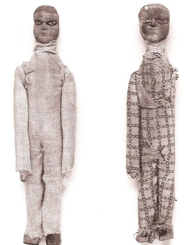 Về nguồn gốc của 17 "xác ướp" tí hon, các chuyên gia suy đoán chúng có thể là bùa chú của phù thủy hoặc bùa hộ mệnh của các thủy thủ Scotland.