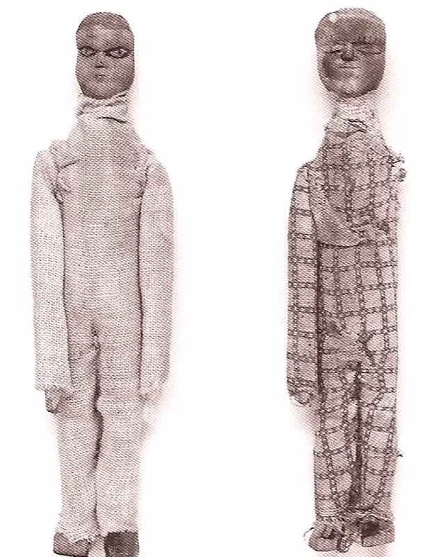 Về nguồn gốc của 17 "xác ướp" tí hon, các chuyên gia suy đoán chúng có thể là bùa chú của phù thủy hoặc bùa hộ mệnh của các thủy thủ Scotland.