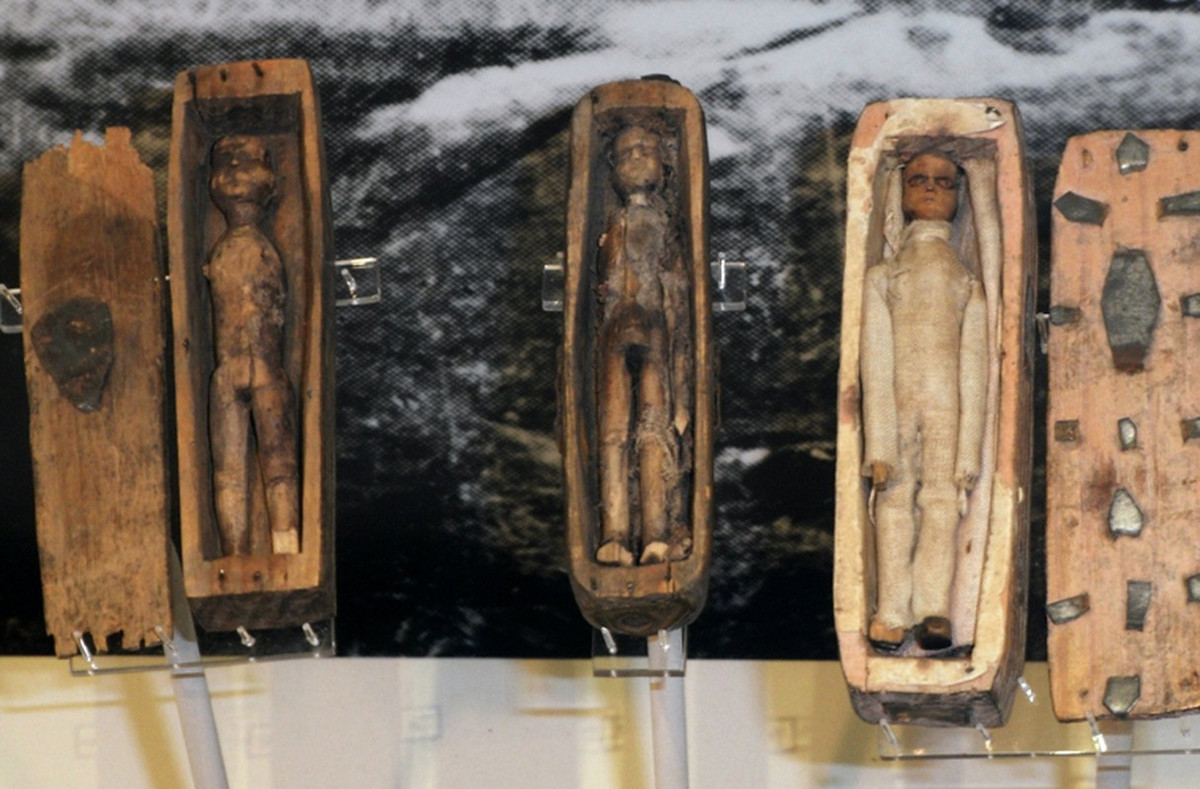 Mỗi "xác ướp" có kích thước chỉ khoảng 10 cm. Mỗi người khoác trên mình bộ trang phục còn khá nguyên vẹn. Điểm chung đặc biệt của 17 "xác ướp" tí hon là tất cả đều thiếu một cánh tay. Điều này khiến một số người hoài nghi liệu đó có phải xác người ngoài hành tinh?