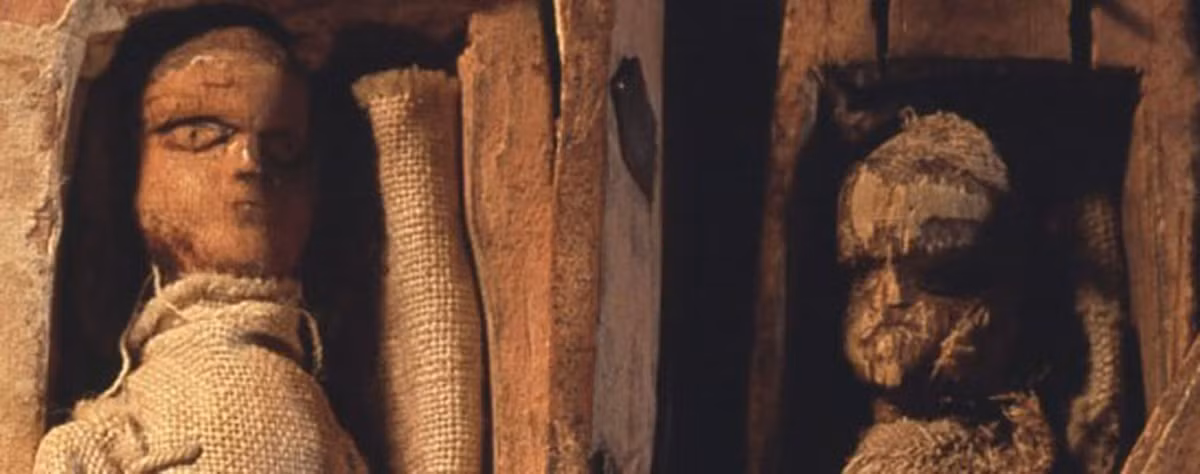 Một giả thuyết khác cho rằng, 17 “xác ướp” đó do 2 tên sát nhân khét tiếng người Scotland sống vào đầu thế kỷ 19 là William Burke và William Hare tạo ra. Nguyên do là bởi số “xác ướp” trùng khớp với số nạn nhân bị chúng sát hại vào những năm 1820.