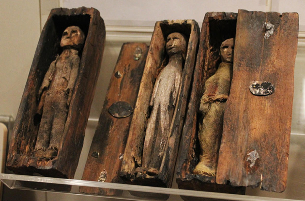 Các chuyên gia suy đoán, việc thiếu 1 cánh tay có thể để người ta dễ dàng hơn trong việc mặc quần áo cho các xác ướp.