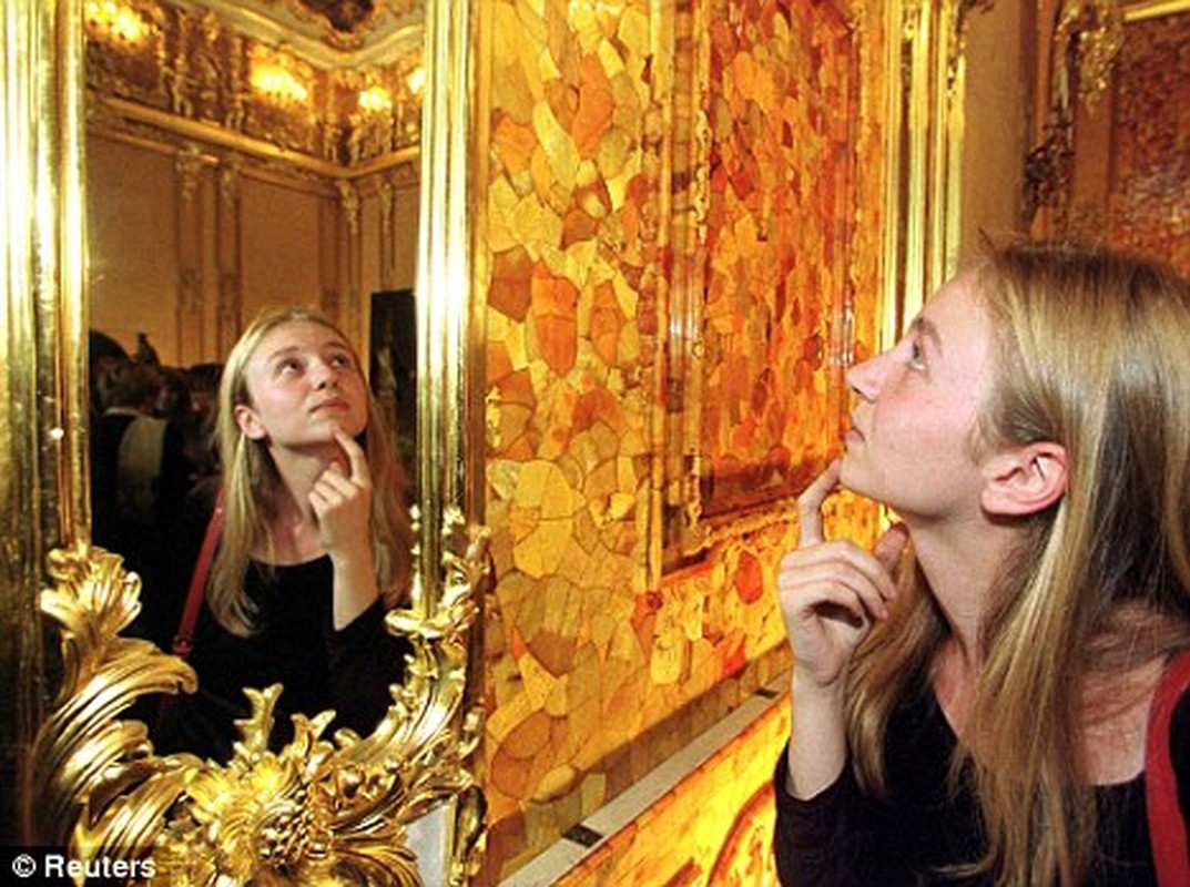 Sau khi hoàn thành vào năm 1755, căn phòng càng quý giá hơn khi được chế tác từ 6 tấn hổ phách, vàng, đá quý. Giá trị căn phòng ước tính lên đến 142.000.000 USD. Sau khi Đức quốc xã xâm lược Liên Xô, giới chức Moscow đã yêu cầu những người có trách nhiệm quản lý căn phòng hổ phách tháo rời chúng ra rồi đem giấu đi.