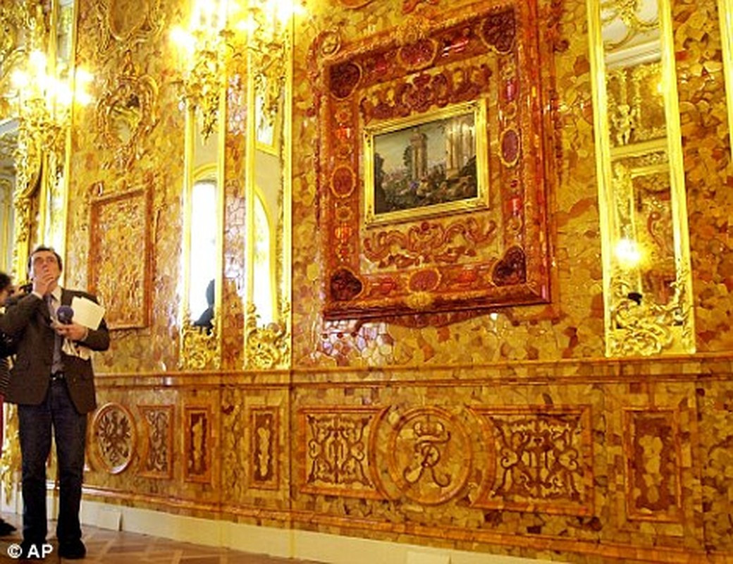 Khi Hồng quân Liên Xô đánh lui quân Đức quốc xã và nắm quyền kiểm soát thành phố Königsberg vào tháng 4/1945, căn phòng hổ phách được phát hiện đã biến mất. Kể từ đó, lực lượng chức năng Liên Xô cùng nhiều chuyên gia, nhà khoa học nỗ lực đi tìm căn phòng quý giá này.