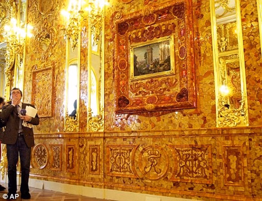 Khi Hồng quân Liên Xô đánh lui quân Đức quốc xã và nắm quyền kiểm soát thành phố Königsberg vào tháng 4/1945, căn phòng hổ phách được phát hiện đã biến mất. Kể từ đó, lực lượng chức năng Liên Xô cùng nhiều chuyên gia, nhà khoa học nỗ lực đi tìm căn phòng quý giá này.