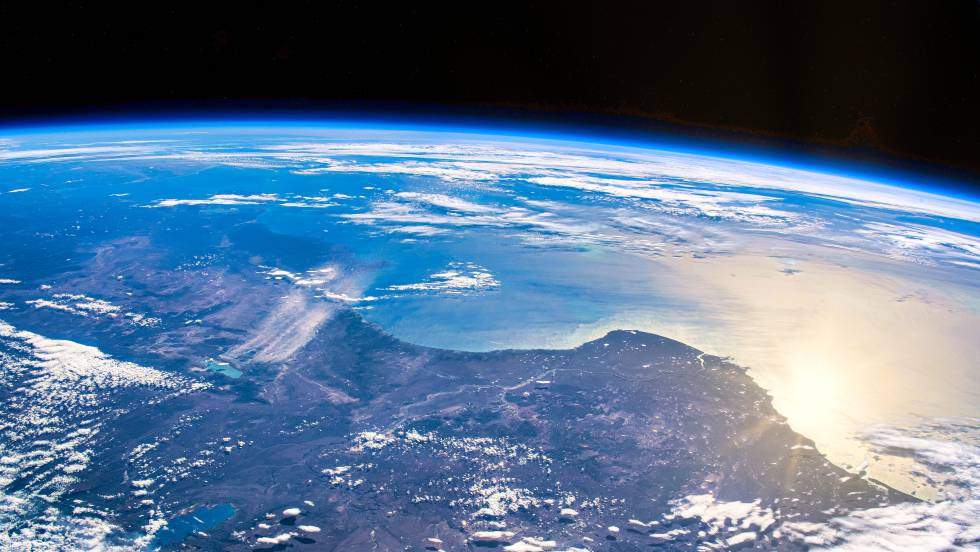 Theo đó, nhóm nghiên cứu nhận thấy CMB nằm ở độ sâu khoảng 3.219 km bên dưới bề mặt Trái đất. Tại đó, sóng địa chấn chậm lại khi chúng va vào một lớp nào đó. Dù lớp mới sâu khoảng 5 - 40 km nhưng nó tương đối mỏng về mặt cấu tạo hành tinh. Tốc độ chậm lại của sóng truyền qua khiến khu vực được các chuyên gia đặt tên là vùng có vận tốc cực thấp (ULVZ).