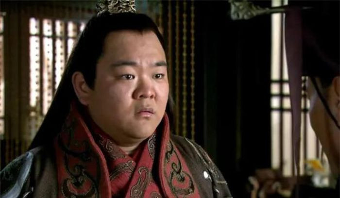 Một khi Thừa tướng mới có dã tâm, thao túng quyền lực thì sẽ khiến nhà Thục Hán rối loạn. Nhân cơ hội đó, Tào Ngụy và Đông Ngô có thể tấn công, tiêu diệt nhà Thục. Do đó, Lưu Thiện lập 2 chức quan: Đại tư mã và Đại tướng quân để phân quyền, tránh xảy ra tình huống bị đại thần kìm kẹp, khống chế.