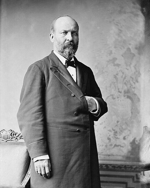 Tổng thống Mỹ James Garfield có khả năng thú vị là viết được bằng cả tay trái và tay phải. Không những vậy, ông có thể viết cả 2 ngôn ngữ là tiếng Hy Lạp và tiếng Latin cùng lúc bằng 2 tay.