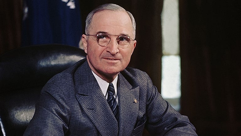 Harry S. Truman là Tổng thống Mỹ duy nhất trong thế kỷ 20 không có bằng đại học.