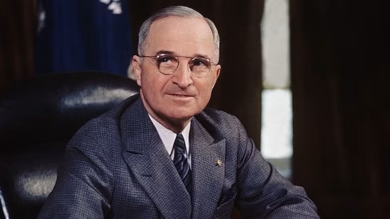 Harry S. Truman là Tổng thống Mỹ duy nhất trong thế kỷ 20 không có bằng đại học.