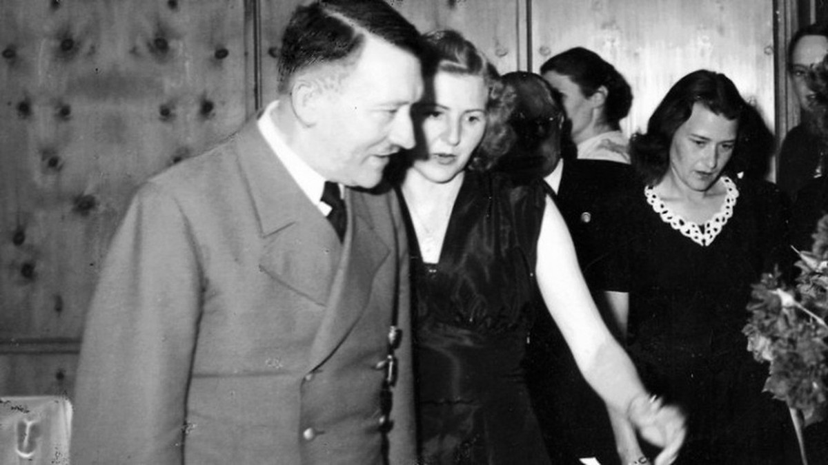 Trước khi cùng vợ tự sát, Hitler đã gọi các thân tín, bao gồm thư ký riêng Traudl Junge và các cận vệ để căn dặn chuyện hậu sự. Trùm phát xít nói rằng, những ngày qua gã luôn sống trong một cảm giác lo lắng khiến cổ và tai hắn luôn đỏ như gà chọi.