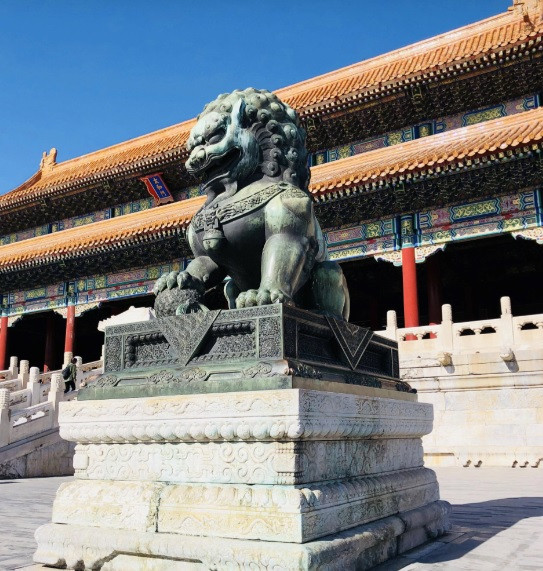 Trong lần tu sửa vào năm 1976, các chuyên gia đã tu sửa phần thềm đá ở phía trước điện Thái Hòa. Khi đó, họ đã di dời đôi sư tử đá để thuận tiện cho việc tu sửa.