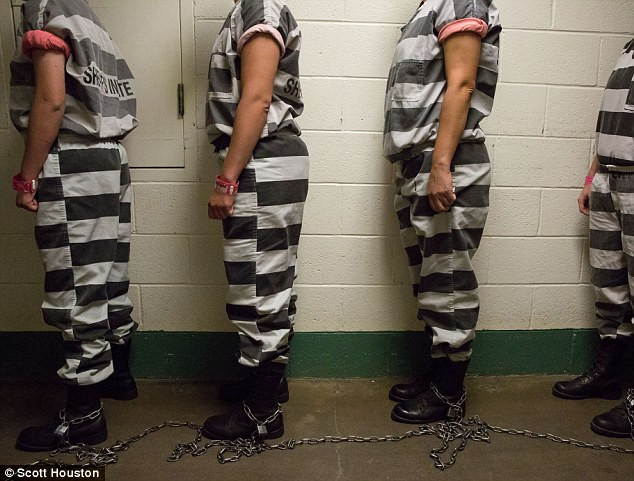 Việc tù nhân mặc trang phục kẻ sọc trắng đen khiến không ít người tò mò vì sao mẫu trang phục này được lựa chọn.