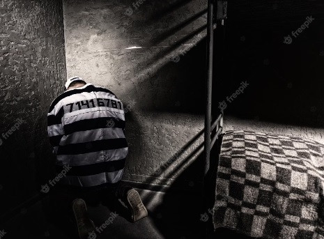 Nếu tù nhân đào tẩu, kiểu trang phục kẻ sọc trắng đen sẽ khiến những tên tội phạm trở nên nổi bật giữa đám đông. Nhờ đó, lực lượng chức năng và người dân sẽ có thể dễ dàng phát hiện và bắt giữ tù nhân bỏ trốn.