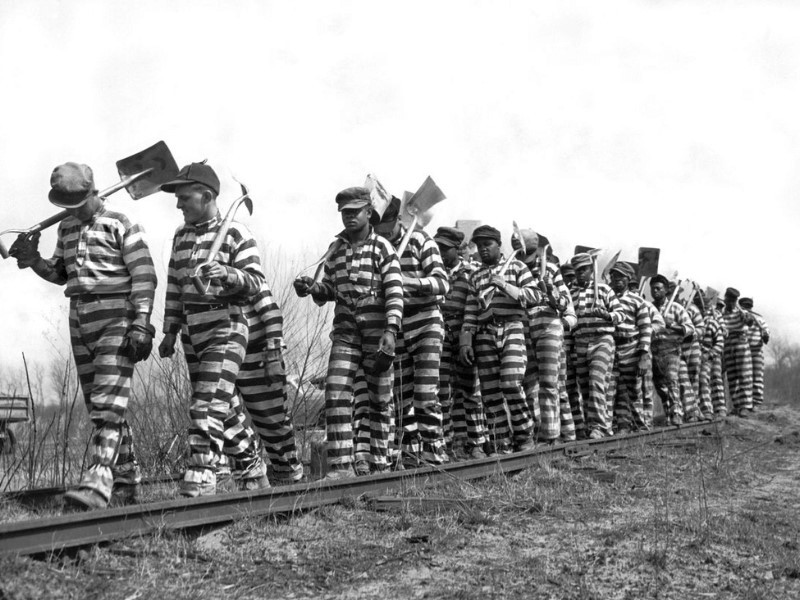 Ngày nay, trang phục dành cho tù nhân ở nhiều nước trên thế giới chủ yếu là thiết kế kẻ sọc trắng đen. Mẫu trang phục này xuất hiện lần đầu vào thế kỷ 19.