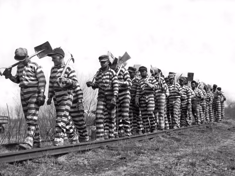 Ngày nay, trang phục dành cho tù nhân ở nhiều nước trên thế giới chủ yếu là thiết kế kẻ sọc trắng đen. Mẫu trang phục này xuất hiện lần đầu vào thế kỷ 19.