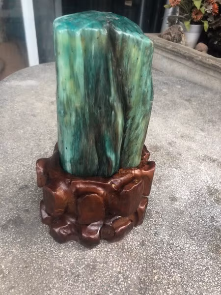 Vậy nên, hóa thạch gỗ có đặc điểm là có độ cứng cao (chỉ kém kim cương một bậc), tượng trưng cho sự trường thọ và vĩnh cửu.