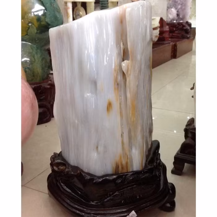 Vào thời cổ đại, người dân Assyria, Babylon và La Mã cổ đại đã sử dụng gỗ hóa ngọc như đá mỹ nghệ. Về sau, gỗ hóa ngọc quý hiếm còn được chế tác làm chuỗi hạt, ngọc bội, đồ thủ công mỹ nghệ....