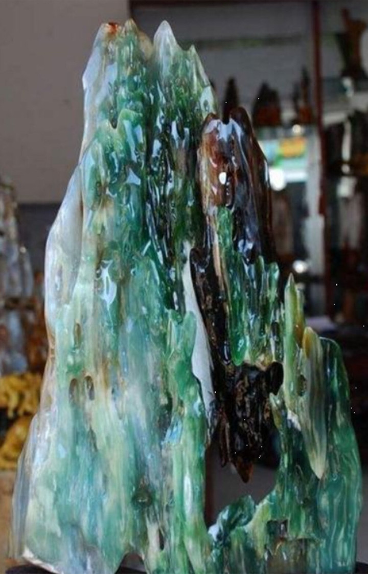 Gỗ hóa ngọc hay còn gọi là gỗ hóa thạch là một trong những loại đá quý nổi tiếng và giá khủng. Chúng có nguồn gốc từ những rừng cây nguyên sinh. Sau tác động của một trận phun trào núi lửa, những thân gỗ bị chôn vùi trong nham thạch trong suốt hàng triệu năm và dần hóa thành ngọc.