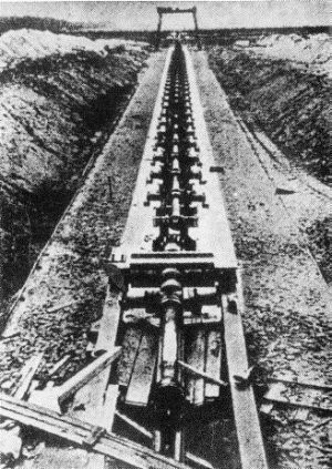 Trùm phát xít Hitler chi bộn tiền vào dự án nghiên cứu và chế tạo siêu pháo V3. Đây là một khẩu siêu pháo với chiều dài mỗi nòng pháo dài 130m và hoạt động theo cơ chế nhồi thuốc theo nhiều giai đoạn.