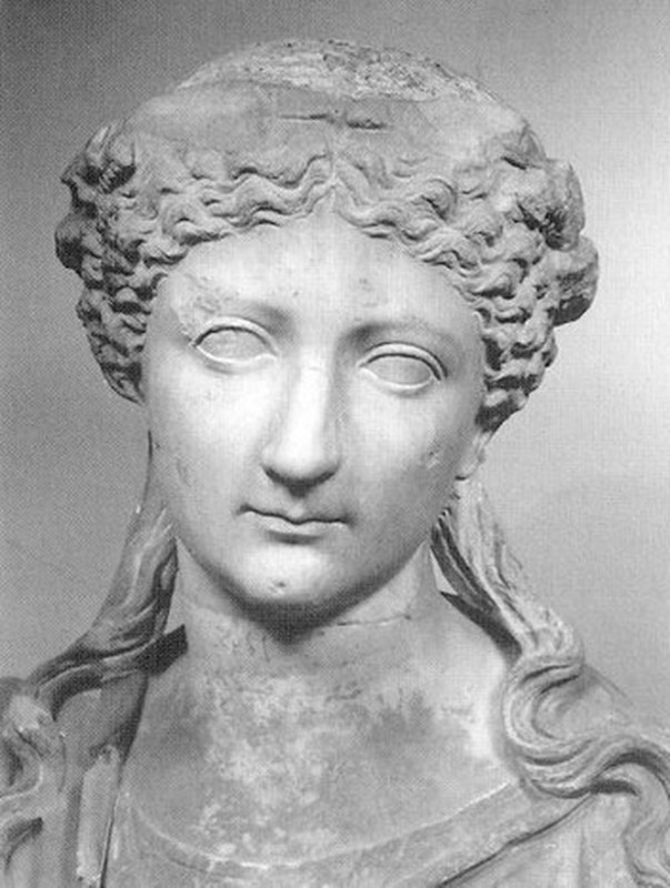 Tiberius Claudius Nero và Livia Drusilla được cho là anh họ của bà. Trong cuộc hôn nhân đầu tiên, bà sinh được 2 con trai là Tiberius, Drusus.