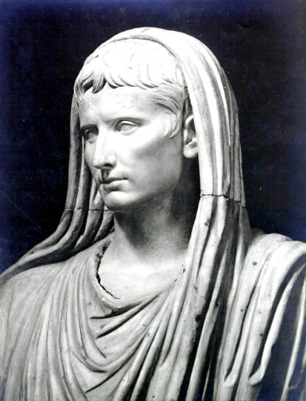 Để con trai thuận lợi đăng cơ lên ngôi báu, hoàng hậu Livia Drusilla không từ thủ đoạn như đe dọa, sát hại bất cứ ai cản đường. Thậm chí, bà hoàng này còn được cho là đã đầu độc hoàng đế Augustus nên Tiberius trở thành tân vương của đế chế La Mã.