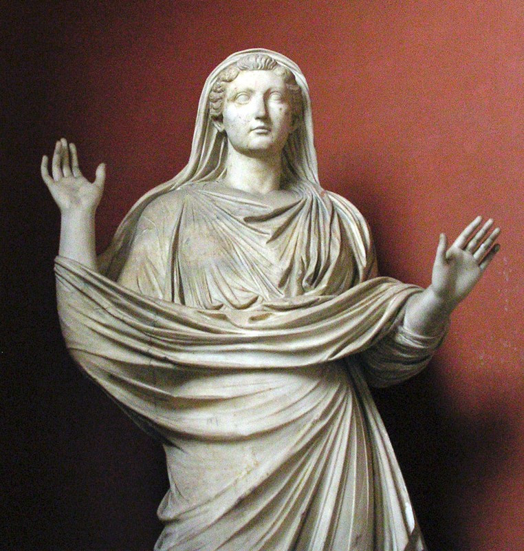 Tuy nhiên, hoàng hậu Livia Drusilla là người mẹ kế độc ác khi đối xử hà khắc với con riêng của chồng là công chúa Julia. Nàng công chúa này là con gái của hoàng đế Augustus với người vợ thứ hai Scribonia.