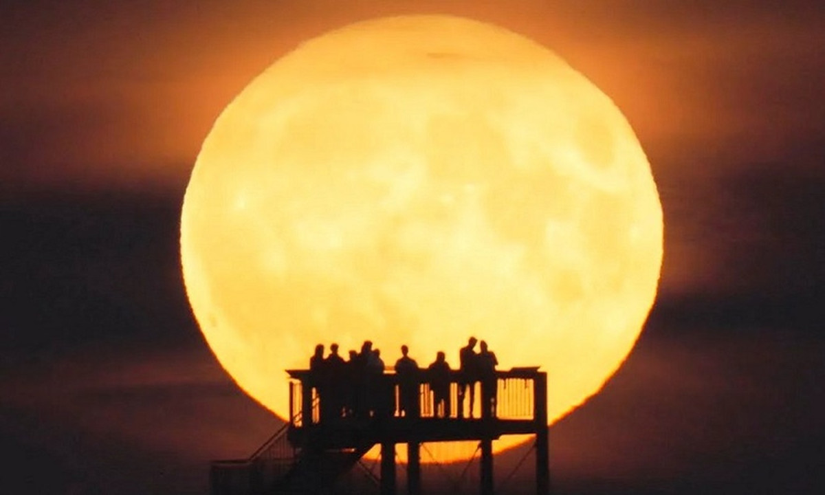 Theo NASA, khi ấy, Mặt Trăng sẽ cách Trái Đất 361.552 km. Vì vậy, Mặt Trăng có thể lớn hơn 14% và sáng hơn 30% so với lúc thiên thể này mờ nhất trong năm.