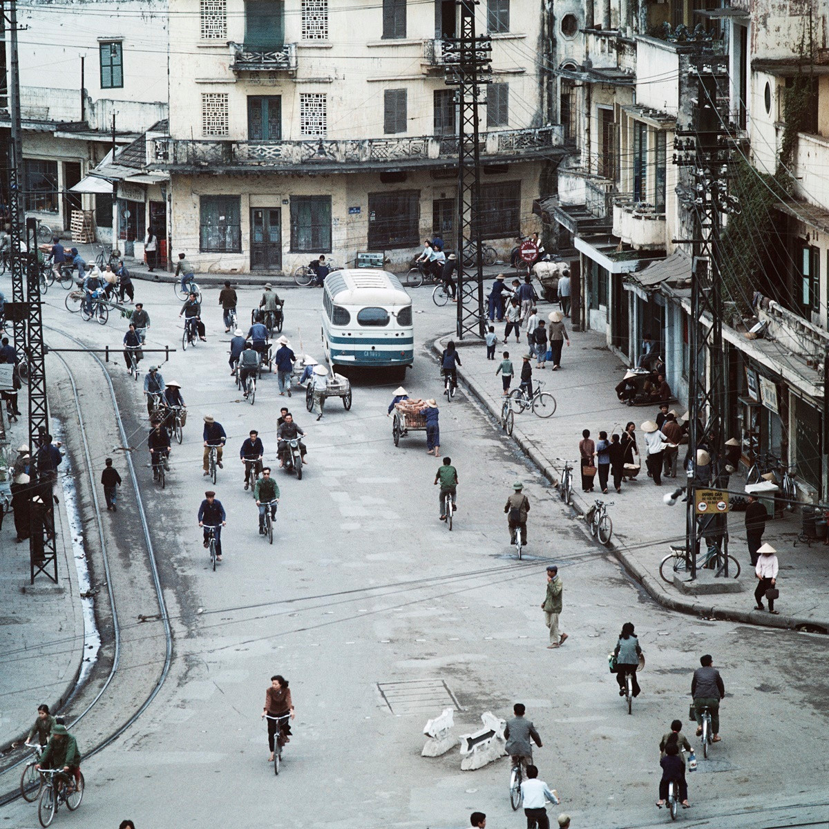 Trong những năm 1967 - 1975, người dân chủ yếu di chuyển bằng xe đạp, xích lô. Nếu đi địa điểm gần, nhiều người lựa chọn đi bộ.