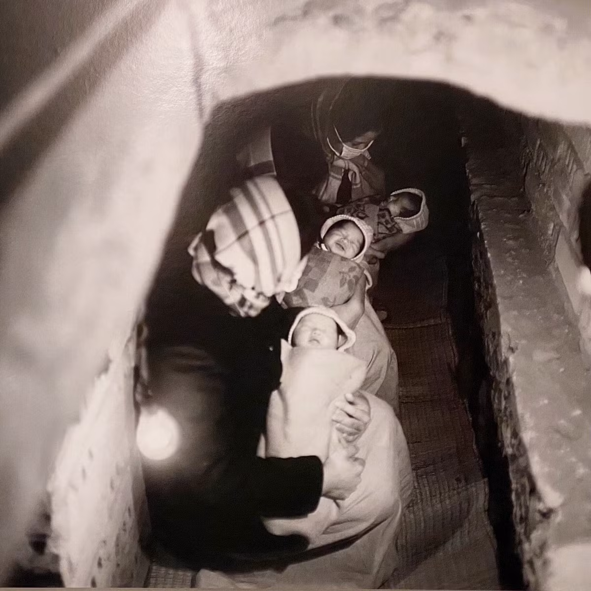 Những em bé ra đời trong hầm tránh bom. Ảnh chụp ở Hà Nội, Việt Nam năm 1967.