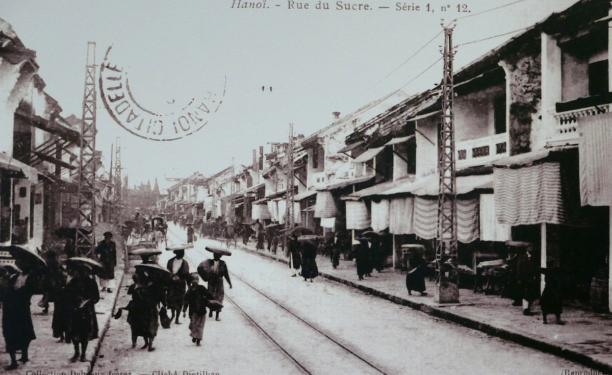 Phố Hàng Đường nổi tiếng với nhiều cửa hàng mứt kẹo và rất đông khách dịp Trung thu, Tết Nguyên đán. Ngoài đồ ngọt, Hàng Đường còn có nhiều cửa hàng vải vóc của Ấn kiều và cửa hàng tạp hóa của người Hoa.