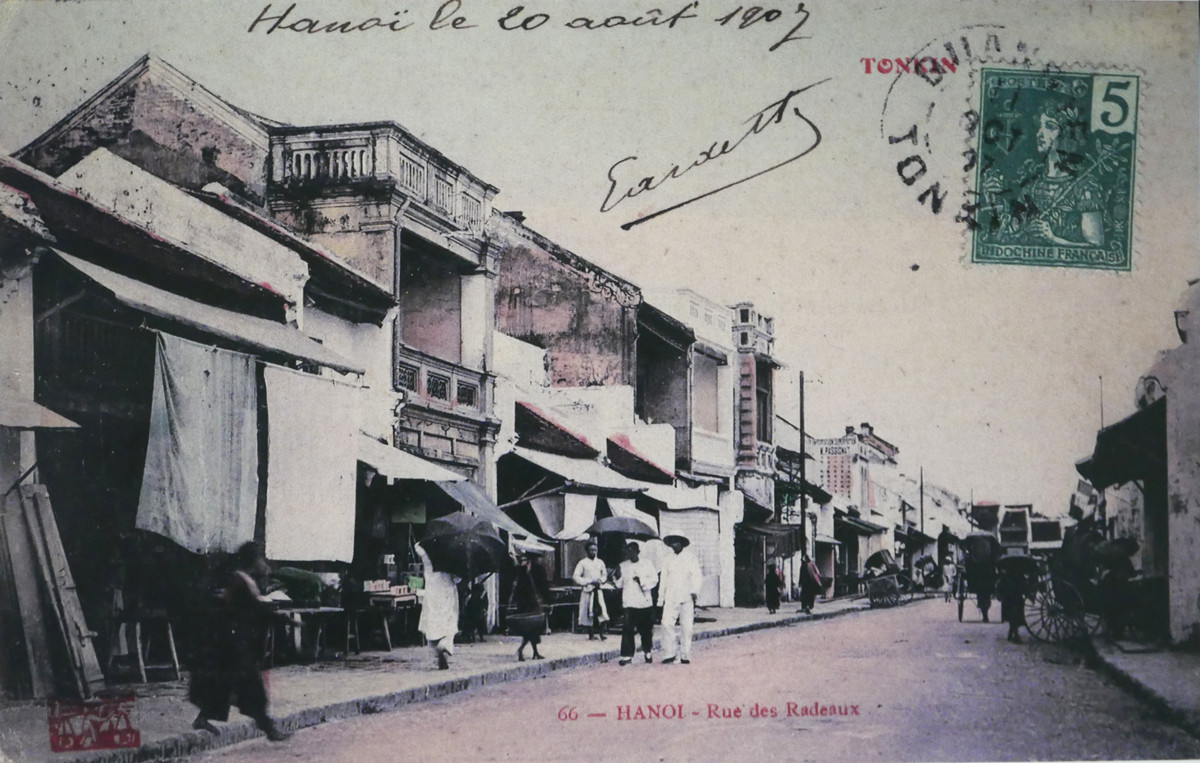 Phố Hàng Bè nằm sát sông Hồng. Đây là nơi bán các bè gỗ và vật liệu làm nhà vào hơn 100 năm trước.