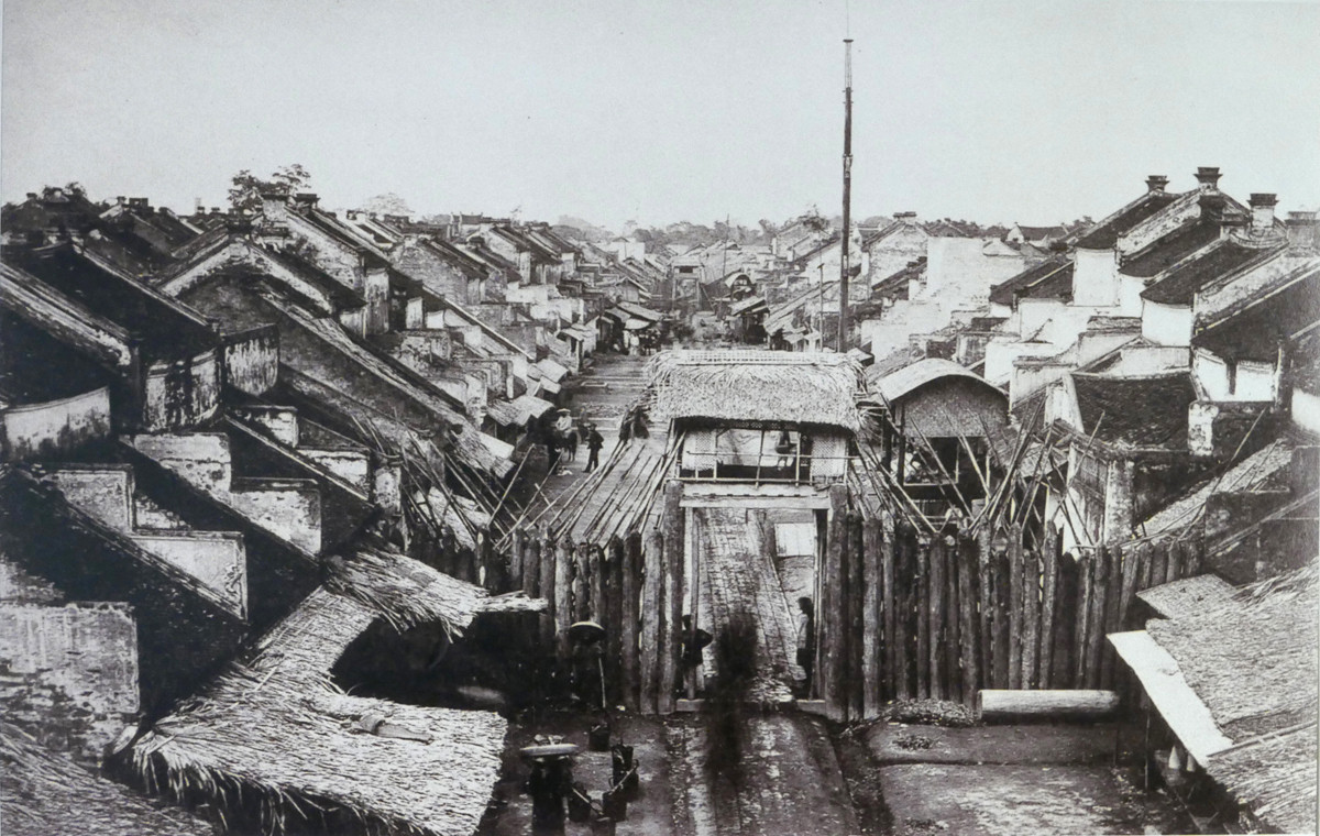 Những ngôi nhà san sát nhau của người dân sống trên phố Hàng Chiếu cách đây hơn 100 năm.
