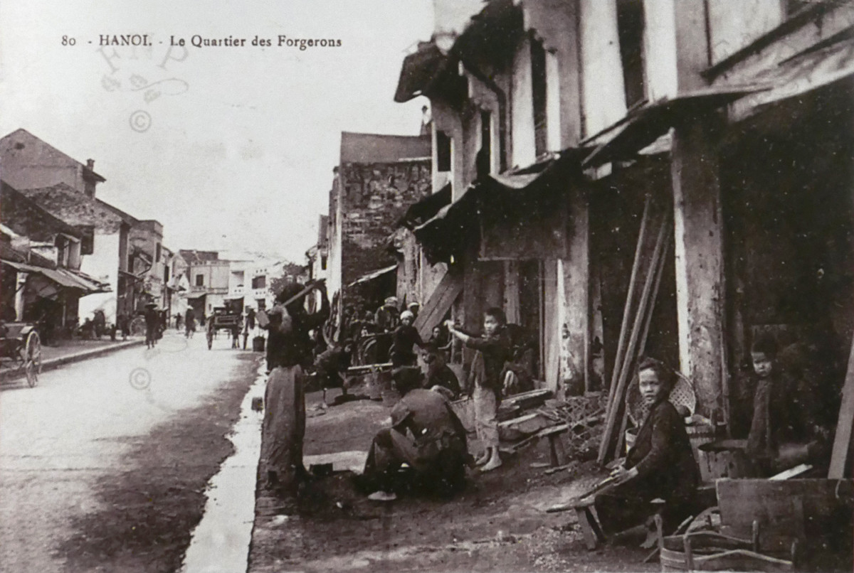 Phố Lò Rèn thời xưa từng là thôn Tân Khai, hình thành từ những người làm nghề sửa chữa nông cụ bằng sắt, gốc làng Canh (Hòe Thị, Từ Liêm) tụ về.