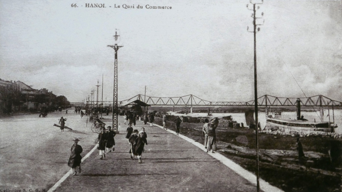 Trục đường quan trọng nhất đối với hoạt động thương mại của khu 36 phố phường Hà Nội là đường kè bờ sông, ngày nay là đường Yên Phụ - Trần Nhật Duật - Trần Quang Khải. Trong khi một bên đường là các cửa ngõ đi vào khu buôn bán thì bên kia là sông Hồng luôn tấp nập tàu bè chở hàng từ khắp nơi ra vào.