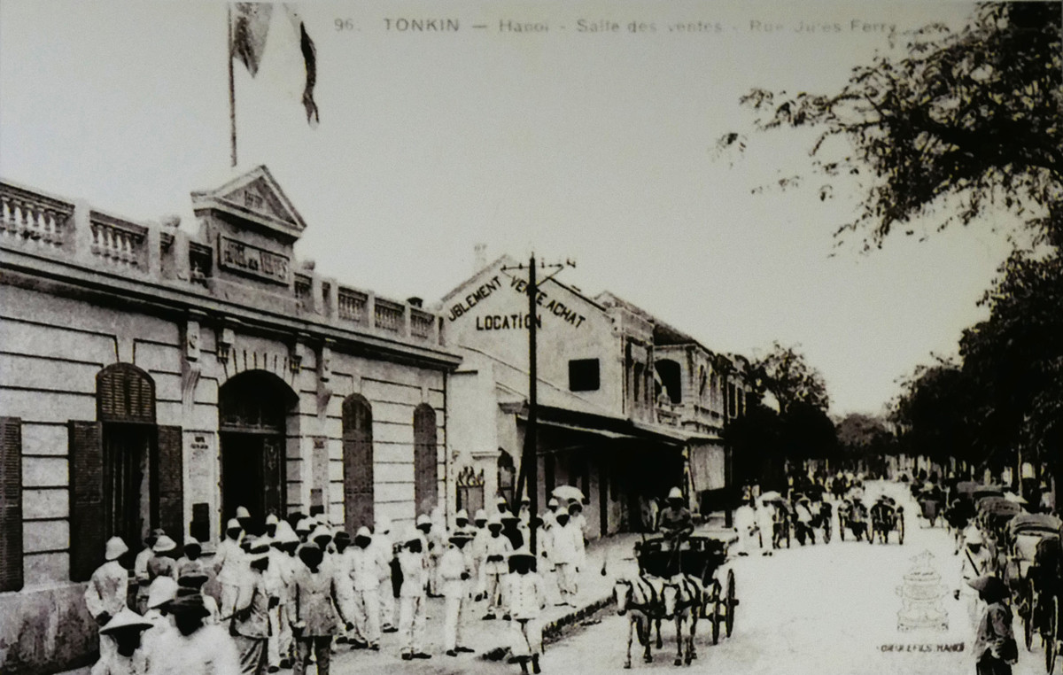 Phố Hàng Trống có nhiều khách sạn, cửa hàng kinh doanh phát triển vào hơn 100 năm trước. Nhiều người mở cửa hàng kinh doanh các ngành nghề tại đây như nghề thêu, nghề khảm, đặc biệt là nghề vẽ tranh nổi tiếng mang thương hiệu Hàng Trống.