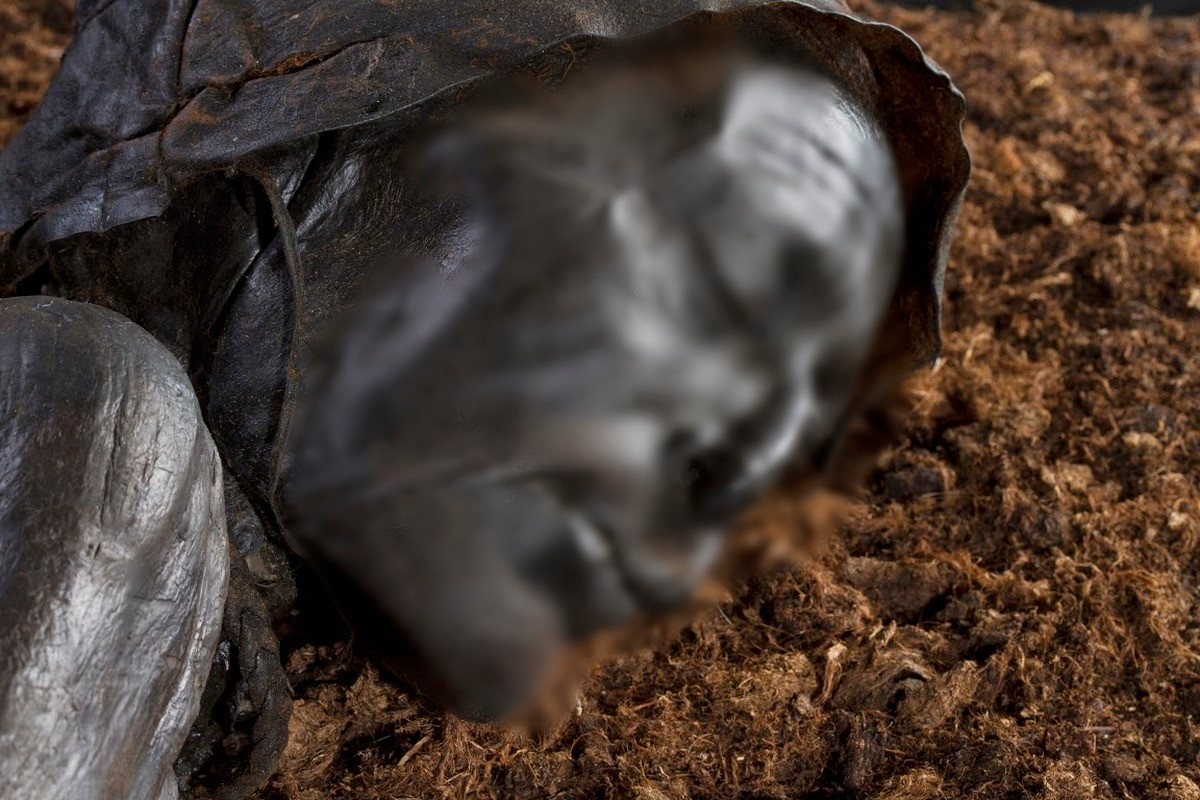 Cách chôn cất Tollund Man khác biệt so với nhiều người sống cùng thời (khoảng năm 405 TCN - 380 TCN). Phần lớn người dân thời kỳ đó sau khi qua đời được hỏa thiêu và chôn cất dưới đất khô ráo.