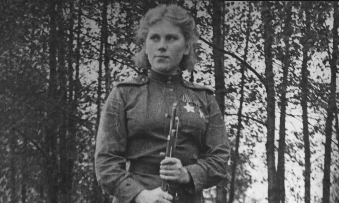 Sinh ngày 3/4/1924 tại một xã cách thành phố Leningrad (hiện nay là St. Petersburg), Roza Shanina là một trong nữ xạ thủ huyền thoại của Liên Xô trong cuộc chiến chống phát xít Đức. Sau khi hoàn thành chương trình tiểu học, bà đi bộ gần 13 km mỗi ngày để tới trường trung học gần nhất.