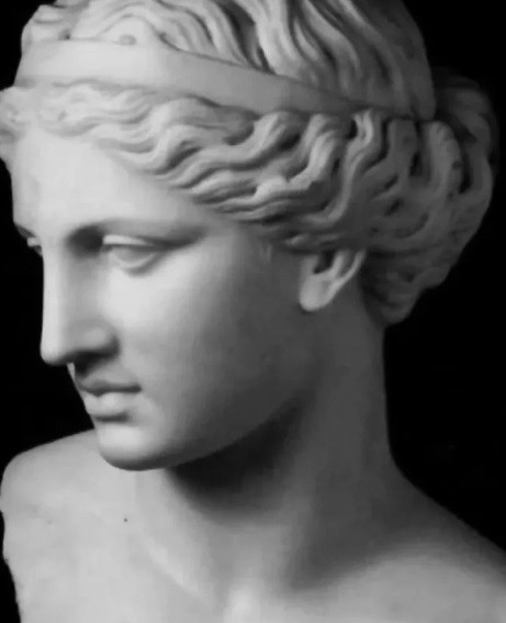 Nữ thần Venus trong thần thoại Hy Lạp được mô tả là vị thần của tình yêu, cái đẹp, sinh sản... Nữ thần tuyệt sắc này còn được coi là hiện thân của sự thanh khiết.