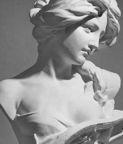 Bức tượng tạc cô gái và đàn hạc được nhiều người biết đến nhưng danh tính "người mẫu" vẫn là một bí ẩn. Một số chuyên gia cho rằng, người phụ nữ được tạc tượng có thể là Erato - một trong chín nàng thơ Hy Lạp và là một vị thần nhỏ chịu trách nhiệm truyền cảm hứng về nghệ thuật và khoa học.