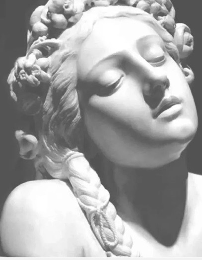 Bức tượng "Cô dâu sợ những bài hát” của nghệ sĩ điêu khắc người Italy Gaetano Motelli chạm khắc hình ảnh một phụ nữ xinh đẹp, quyến rũ.