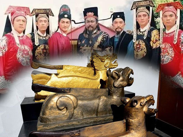 Vào ngày đưa tang, một sự việc kỳ bí, khó giải xảy ra đó là 21 cỗ quan tài được khiêng ra các cổng thành rồi đi theo các hướng khác nhau. Không ai biết thi hài Bao Chửng được đặt trong quan tài nào. Vậy nên, ngôi mộ thật chôn cất vị quan này trở thành bí ẩn lớn.