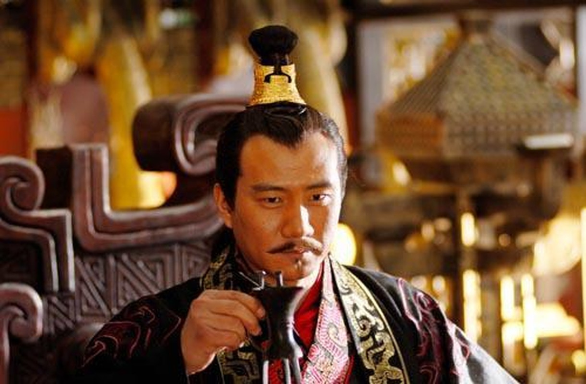 Chính vì vậy, trong nhiều thế kỷ sau, nhiều người, bao gồm một số nhân vật nổi tiếng lịch sử Trung Quốc như Việt Vương Câu Tiễn, Tần Thủy Hoàng cũng được cho là đã đi tìm mộ của Hạp Lư để có được hàng ngàn thanh bảo kiếm sắc bén, quý giá.