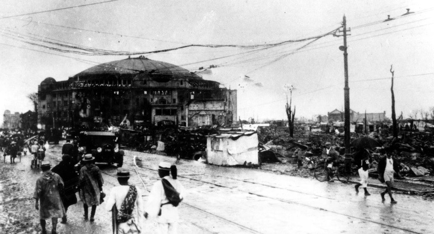 Các đám cháy khó được lực lượng cứu hỏa dập tắt nhanh chóng bởi nhiều đoạn đường ống nước bị vỡ do động đất. Vậy nên, lực lượng chức năng mất nhiều thời gian mới có thể khống chế các vụ cháy.