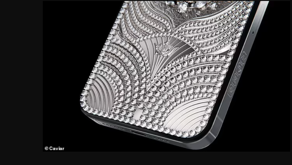 “Chúng tôi đã tháo rời chiếc vòng cổ kim cương Snowflake của Graff và sử dụng mặt dây chuyền hình bông tuyết rực rỡ của vòng để trang trí cho điện thoại thông minh. Sản phẩm này sẽ mang đến cho bạn sự tỏa sáng của hàng triệu ngôi sao. Giấy chứng nhận từ Graff sẽ được đặt trong hộp đựng sang trọng", Caviar thông tin.