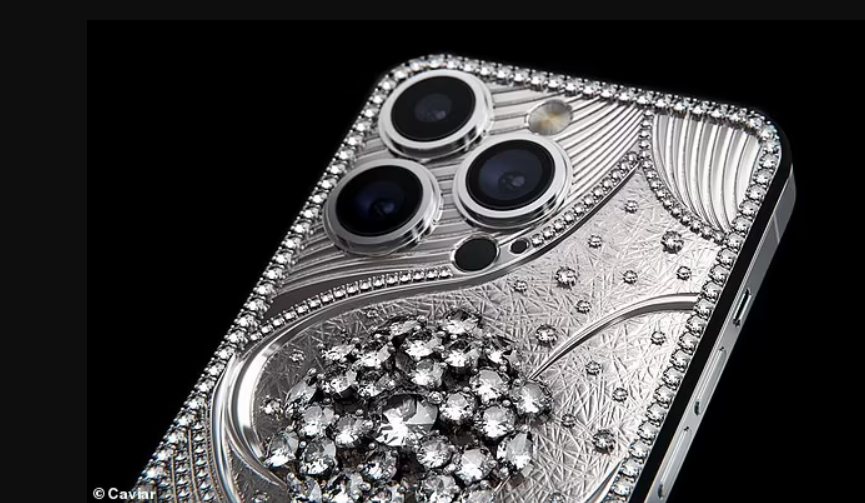 Theo Caviar, ngoài hàng trăm viên kim cương, vỏ của các thiết bị thuộc dòng iPhone Diamond Snowflake còn được làm bằng vàng trắng 18 carat.